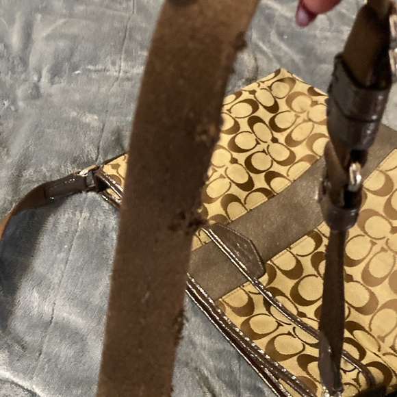 Vintage Coach crossbody bucket purse. Only Call out crossbody handle is fraying - Picture 5 of 5